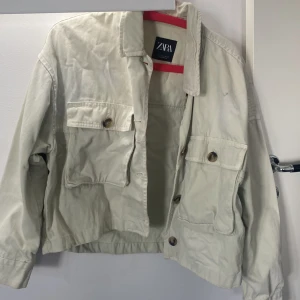 Jeansjacka från Zara - Säljer en ljusgrön jeansjacka perfekt att ha över en ljuskläning på sommaren.