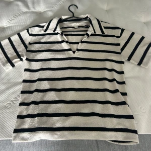 Randig pikétröja från H&M - Säljer denna fina tröjan eftersom att jag inte använder den. Fint skick och perfekt till sommaren 