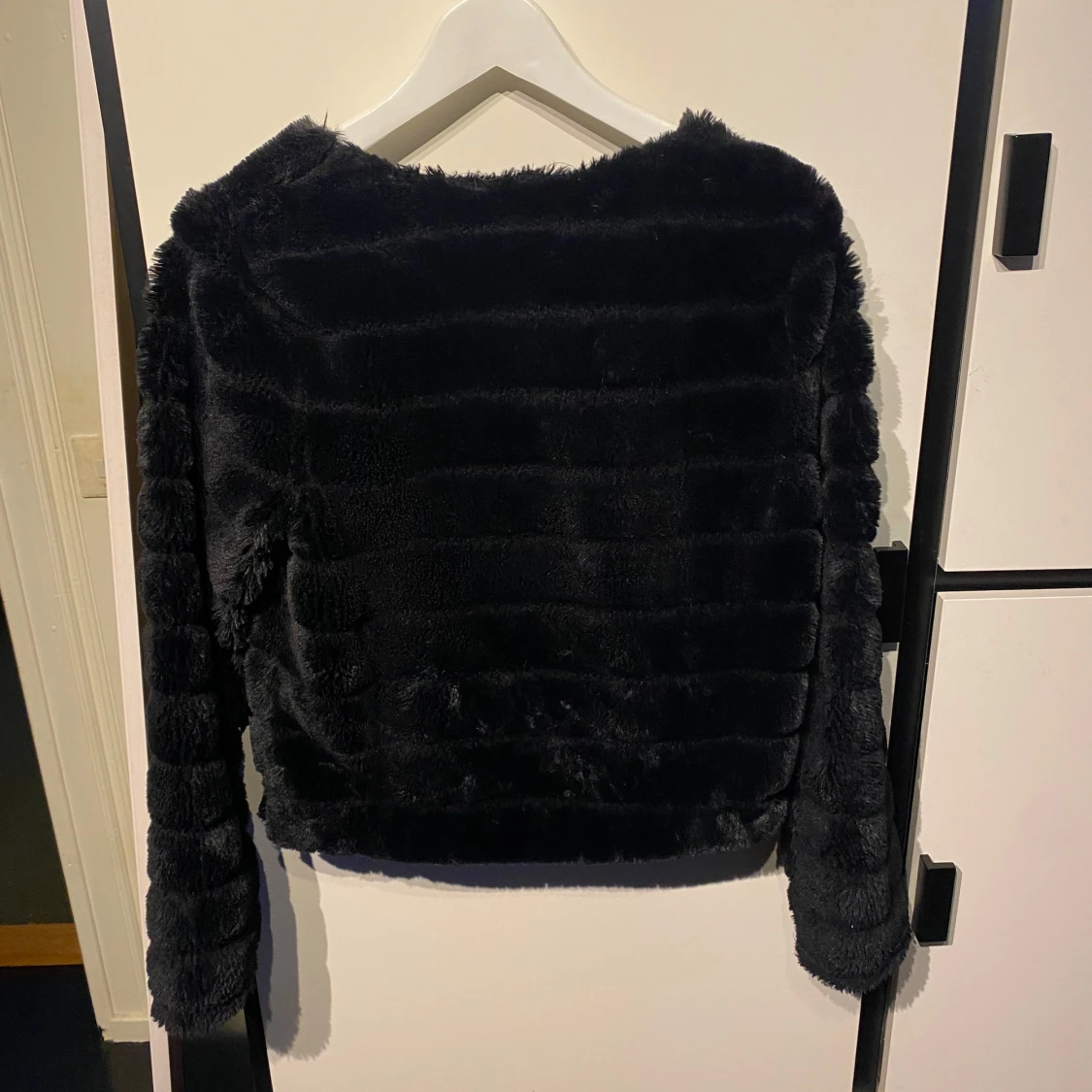 Svart pälsjacka från Gina Tricot - 1