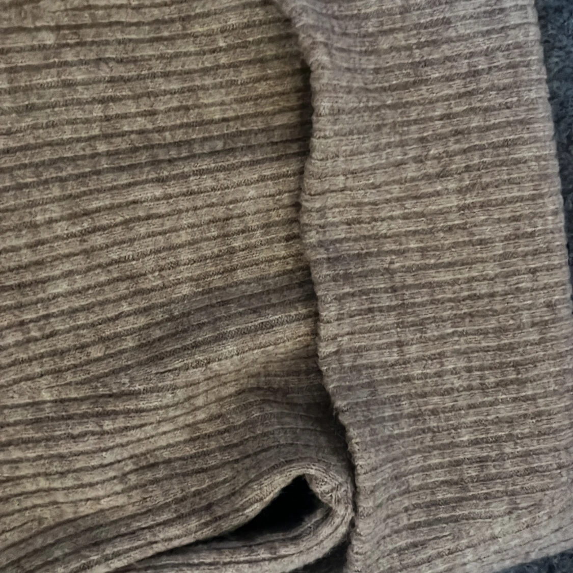 Brun grå off shoulder tröja - 3