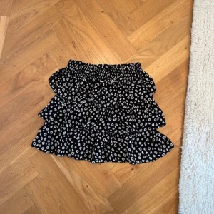 Svart mönstrad volangkjol från Les Coyotes de Paris - Fint skick! Storlek 10år! Bra kvalitet på märket! 