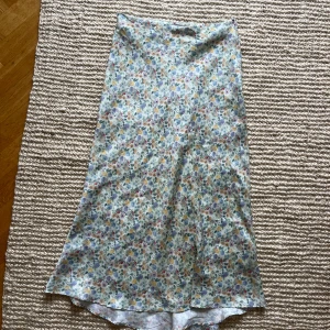 Blommig kjol från Zara! - Fin lång blommig kjol från Zara i storlek S 