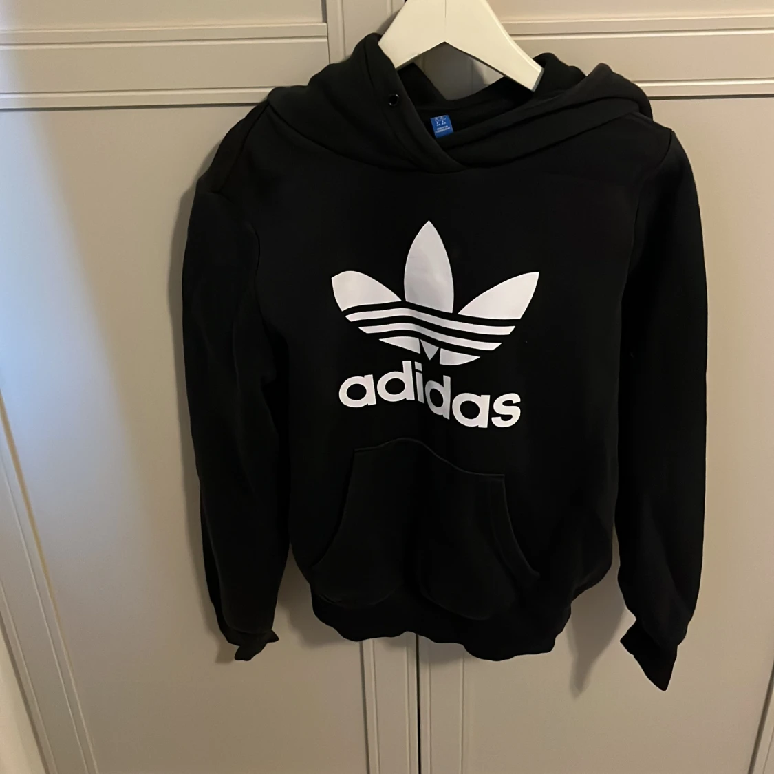 Svart hoodie från Adidas med vit logga