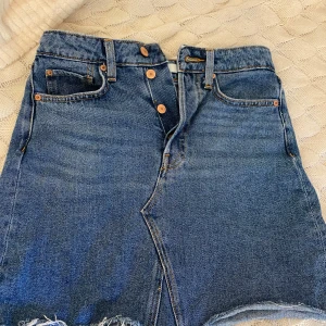 Jeans kjol - Säljer denna kjol från H&M. Inte alls mycket använd