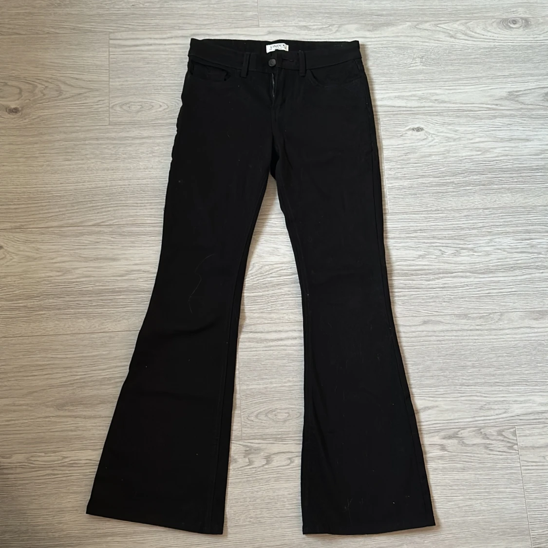 svarta utsvängda jeans