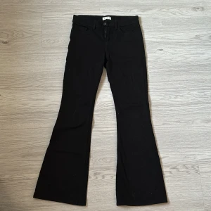 svarta utsvängda jeans  - Lindex jeans, från barnavdelningen!! I nyskick endast testade. Storlek 164