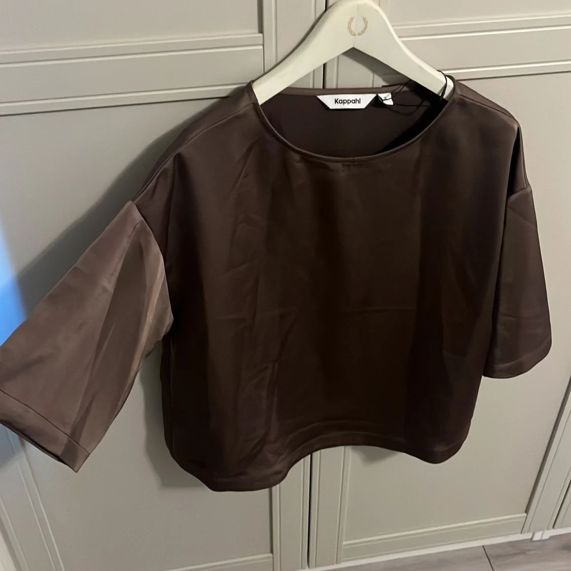 Brun croppad topp från Kappahl