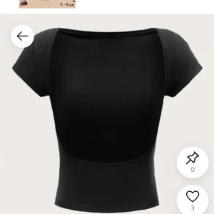 Svart croppad topp med öppen rygg - Snygg svart croppad topp med korta ärmar och en stor öppen rygg. Perfekt för att skapa en trendig och stilren look. Toppens minimalistiska design gör den lätt att matcha med olika outfits.