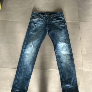 Blå jeansbyxor från Jack and Jones slim fit passform  - Säljer ett par blå jeansbyxor med slingor passform och är riktigt snygga. Jeansen har fem fickor. Storlek 30:30