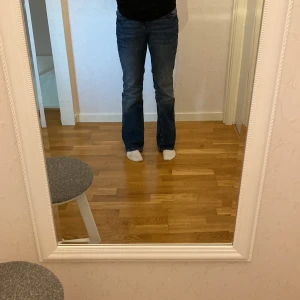 Mörkblå jeans med raka ben - Säljer ett par mörkblå jeans med raka ben och klassiska fickor fram och bak. Jeansen har normal passform och stängs med dragkedja och knapp. Perfekta till vardags för en avslappnad stil. De är i storlek 38 och från hm 😊