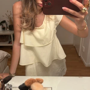 Ljusgul volangklänning - Säljer en helt ny gul klänning med volanger och one shoulder!! Klänningen är från gina young och är helt slutsåld i alla storlekar😍😍 säljer då denna är för stor på mig som är en xs så känns som xs/s!! 