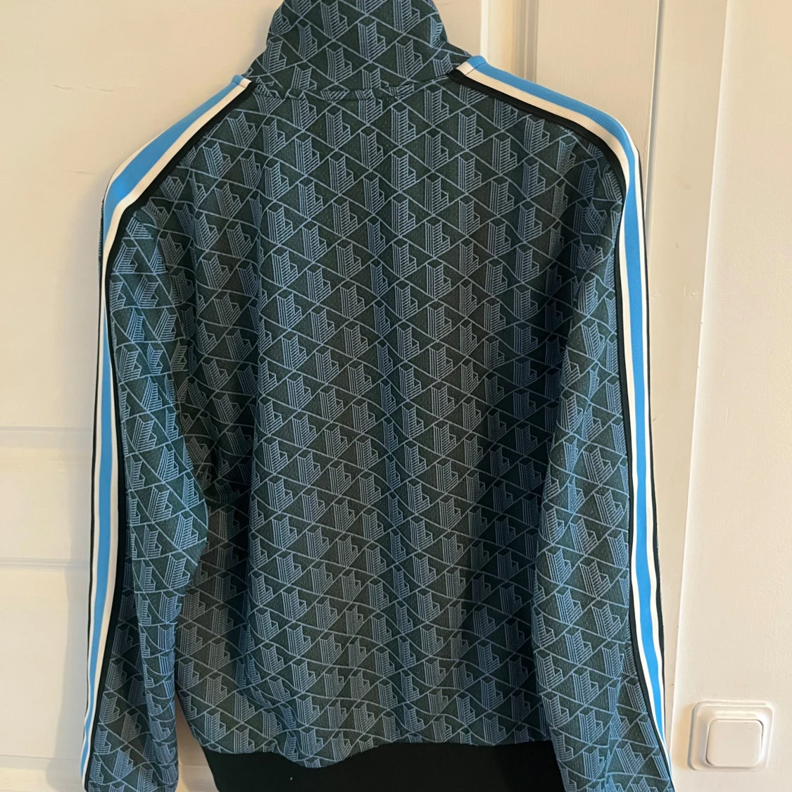 Mönstrad blå track jacket från Lacoste - 1