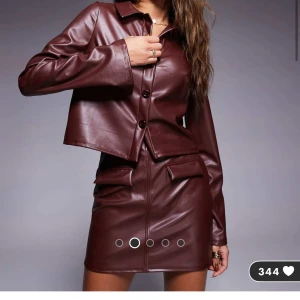 Brun kjol i läderimitation ASOS - Brun kjol i skinnimitation från ASOS, helt ny med prislapp kvar. (Säljer även toppen till) köpt för 289kr.