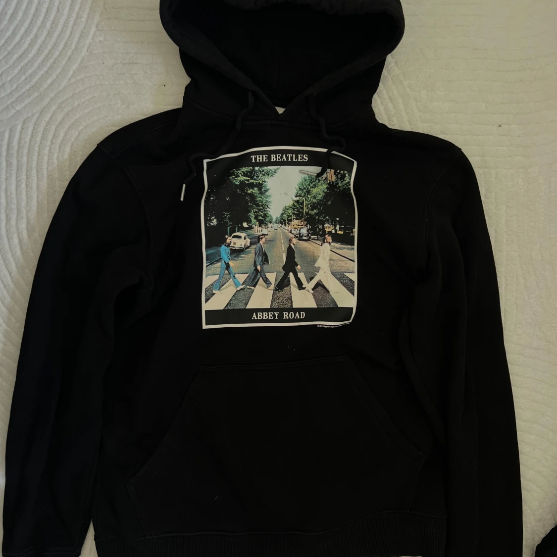 Svart hoodie med The Beatles Abbey Road-tryck