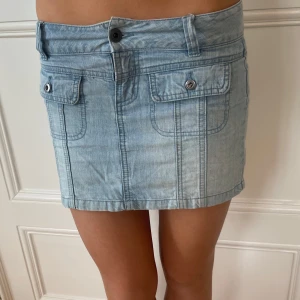 Lågmidjad kjol - Jättee fin Lågmidjad ”cargo” kjol i blå, perfekt till sommaren! Midjemått: 37cm, Längd fram: 29 cm, Längd bak: 31 cm ❣️❣️