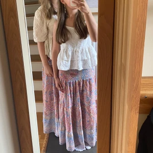 Vit linnetopp från XSIDE - Säljer en söt vit linnetopp från XSIDE med broderade blommor och volang nertill. Toppen har smala axelband som är justerbara! OBS: tyget är inte stretchigt! Vill man ha mått skriv och fråga💕 axelbanden är slitna, bild 4-5!                             Priset är diskuterbart🥰