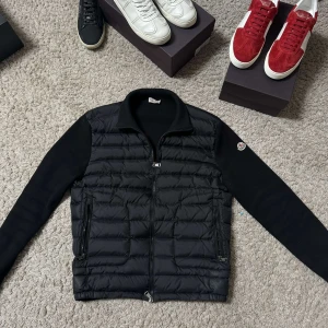 Monclear cardigan  - Tja, säljer nu min Maglione tricot cardigan i size L men passar mig som har M. Skicket på jackan är svinbra inga defekter eller nånting. Nypris på denna ligger på 9-10 lax och mitt pris 3299. Hör av er vid minsta frågor!