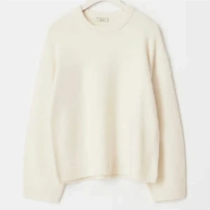 Stickad tröja - Denna tröjan i beige från Ginatricot i väldigt bra skick 