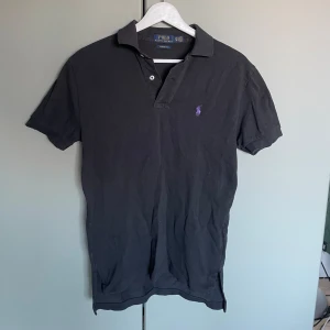 Ralph Lauren piké  - Ralph Lauren piké | Size XS men passar både XS/S, klassisk Ralph Lauren passform med lite längre där bak | Bra skick | Sällsynt colourway i stil👌| Ordniarie pris: ca 1500 kr 