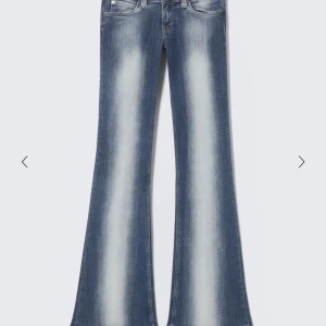 Cheap monday jeans - Jätte snygga eftertraktade low waisted bootcut jeans från weekday💞storlek 26/32