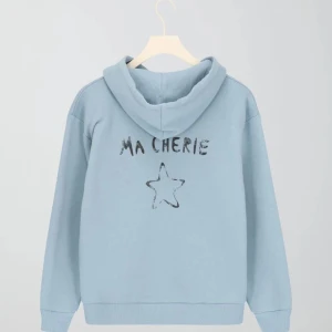 Ljusblå ma cherie hoodie från gina young - Säljer en ljusblå ma cherie hoodie från gina Young❤️ den är aldrig använd och jag säljer den eftersom den inte passar längre!!