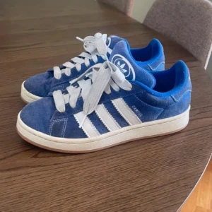 Adidas campus  - Jättefina blå Adidas campus skor som är i fint skick. Pris kan diskuteras vid snabb affär 