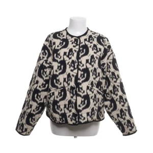 Jacka - Cool svartvit jacka ifrån zara. Köpt på sellpy. Använd max 5 ggr. 