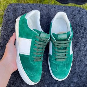 Valentino flycrew mörkgröna  - Valentino flycrew mörkgrön i bra skick, alla nitar är kvar varav 1 är replacment nit. Endast skorna ingår.