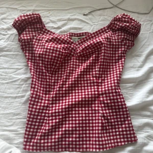 Rutig topp - Säljer super fin rutig topp i storlek S! Funkar att ha som off shoulders och på axlarna
