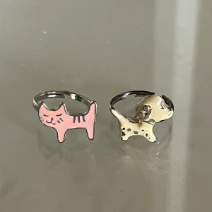 Två barnringar med tillhörande armband - Två ringar och ett armband till barn. Ringarna är inställningsbara