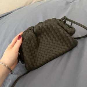 Jackie väska - Jättefin väska från jackie i en grön färg. Använd fåtal gånger så bra skick. Köpt ny för 2400, kvitto för bevis kan visas privat. 