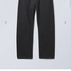 Svarta jeansbyxor från Weekday - Säljer ett par svarta jeansbyxor från Weekday, modell Space. Klassisk rak passform med fem fickor och normal midja. Perfekta för dig som gillar en enkel och stilren look.