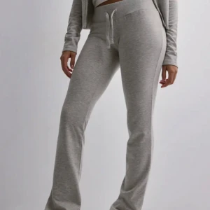 utsvängda mjukisbyxor från nelly - Snygga grå mjukisbyxor med normal passform och raka ben. Byxorna har resår i midjan och justerbar band i midjan. Fick i julklapp men det var tyvärr för små och lite för korta, därav priset. Byxorna är också slutsålda och har varit det ända sen julas i det lite minsta storkarna❤️ använt Max 4 gånger ungefär 