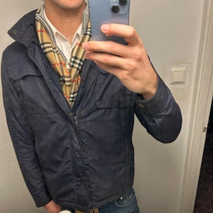 Burberry halsduk - Snygg halsduk från burberry i den klassiska beiga färgen💸                                                                          Priset kan diskuteras👉