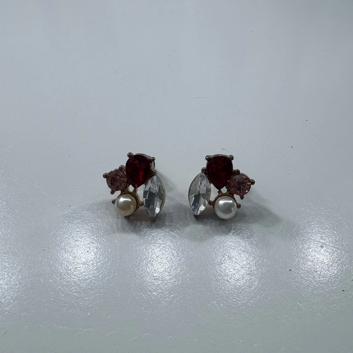 Färgglada örhängen med pärlor och stenar