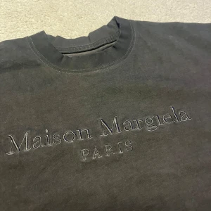 Maison margiela t shirt st L - Mörkgrå knappt använd t shirt från maison margiela i storlek L Orginala påsen medföljer