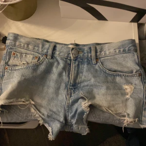 Ljusblå jeansshorts från Perfect Jeans - Säljer ett par ljusblå jeansshorts som har slitna detaljer, jag säljer dessa för dem är för stora ❤️