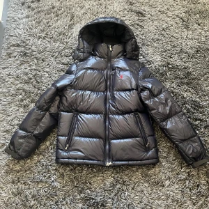  Polo Ralph Lauren jacka - Ralph lauren jacka! Använd ett fåtal gånger och skicket är som helt ny. Kvitto finns. Kan gå ner i pris för snabb affär. Nypris: 6000(jag köpte på rea för 5100. Mitt pris: 4000. Färg: navy blue