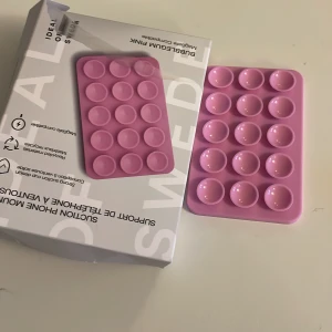 Magnetisk ideal of Sweden octopuses  - Denna är sprilans ny och inte andvänd, jag trodde det var en sådan med lim på baksidan, men när jag öppna paketet så insåg jag att telefon accessoaren var magnetisk, då jag inte har ett magnetiskt telefon skal kan jag inte andvända den. Original pris 249 kr jagsäljer den för 150kr🥰❤️