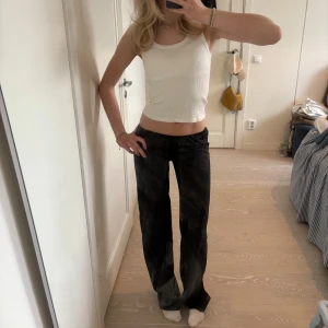 Satinbyxor  - Sjukt fina satinbyxor med låg midja som är köpta secondhand och står tyvärr inget märke i💕 jag är 175