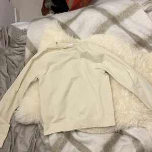 Beige sweatshirt från 157 Funk - Säljer en enkel och stilren beige sweatshirt från 157 Funk. Tröjan har rund halsringning och långa ärmar, perfekt för en avslappnad look. Passar dig som gillar basic och neutrala färger. Är väldigt bra om man ska ha idrott eller bra träna.