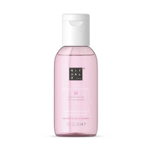 Ny! Rituals The Ritual of Sakura Cleansing Hand Gel - Ny! En rosa rengöringsgel för händer med doft av ris och körsbärsblom. Kompakt flaska på 50 ml, perfekt att ha med sig. Torkar snabbt, klibbar inte och ger en fräsch känsla med mild blomdoft. Handgel som ofta är slutsåld. Väldigt dryg och räcker länge.