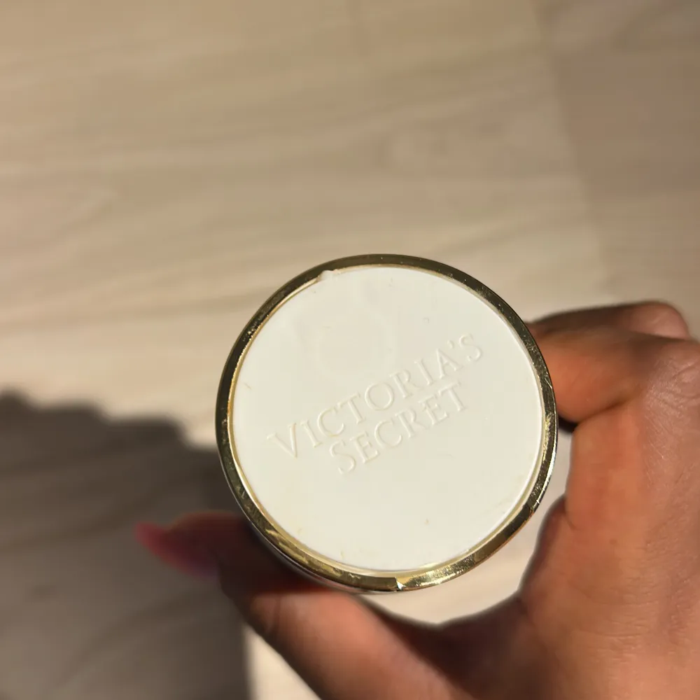 En lyxig hand kräm från Victoria's Secret med doften Floating Neroli. Tuben har ett blommigt blått och vitt mönster med gulddetaljer och ett elegant lock. Perfekt för dig som vill ha en fräsch och blommig doft på huden. Bra present till tex din mamma💗har använt ungefär 2 gngr den är nästan helt full!. Muu.