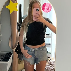 Jeansshorts från Zara - Snygga jeansshorts från Zara i storlek 140, men passar xxs eller xs. Midjemått tvärs över 37cm, men de är stretchiga i midjan🩵 Sriv för fler bilder🩵🩵