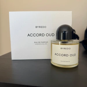 Byredo Accord Oud EDP 100ml - Byredo Accord Oud Eau de Parfum i 100 ml flaska. En present som jag inte önskar behålla, saknar 2 sprut. Batchcode:324919