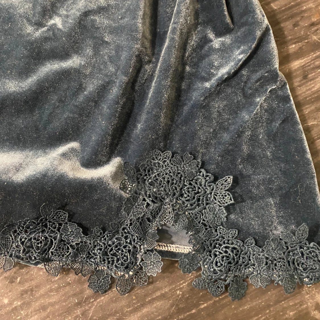 Blå nattlinne med spetsdetaljer - 1