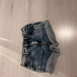 Blå jeansshorts med uppvik - Säljer dessa jeans shorts från denim day i strl 158, skriv privat för mera bilder💕