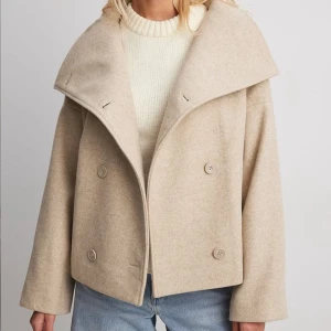 Beige kappa - Säljer denna beiga kappa från nakd. Så fin till våren! Skriv privat för egna bilder💗