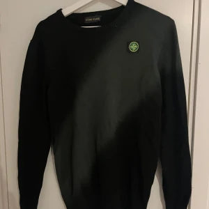 Svart tröja från Stone Island - Säljer en svart långärmad tröja från Stone Island.