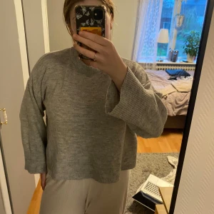 Grå stickad tröja  - Säljer en grå finstickad tröja ifrån H&M i storlek L. Säljer den då den inte kommer till använding. 50 % polyester, 44 % akryl, 4 % ull och 2 % elastan. 